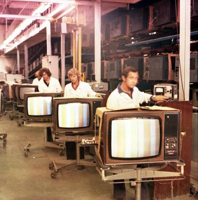 Прикрепленное изображение: Завод Фотон 1977г. Настройщики.jpg